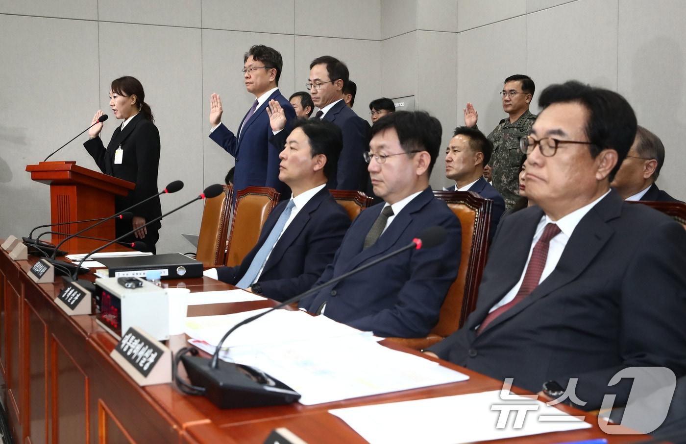 윤석열 대통령 배우자 김건희 여사의 공천개입 의혹을 제기한 강혜경씨가 1일 오후 서울 여의도 국회 운영위원회에서 열린 대통령비서실·국가안보실·대통령 경호처 대상 종합 국정감사에 출석해 선서하고 있다. 2024.11.1/뉴스1 ⓒ News1 이광호 기자