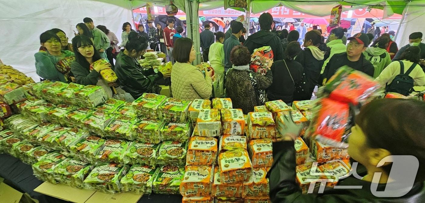 1일 개막한 구미라면축제를 방문한 관광객이 이색 라면 소개 벽보를 보고 라면을 고르고 있다.  2024.11.1/뉴스1 ⓒ News1 정우용 기자