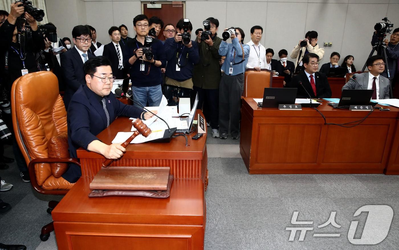 박찬대 국회 운영위원장이 1일 오후 서울 여의도 국회 운영위원회에서 대통령실 등에 대한 국정감사를 중지하고 개회한 운영위 전체회의에서 김건희 여사 등 불출석 증인에 대한 동행명령장 발부의 건을 의결하고 있다.. 2024.11.1/뉴스1 ⓒ News1 이광호 기자