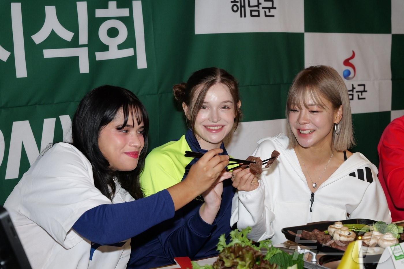 1일 경기 고양시의 한 BBQ전문점에서 열린 저탄소 한우 시식회에서 예능 &#39;골때리는 그녀들&#39;에서 활약 중인 &#39;월드클라스&#39; 소속 캐시, 애기, 사오리&#40;사진 왼쪽부터&#41;가 고기를 시식하고 있다. &#40;메텍 제공&#41;