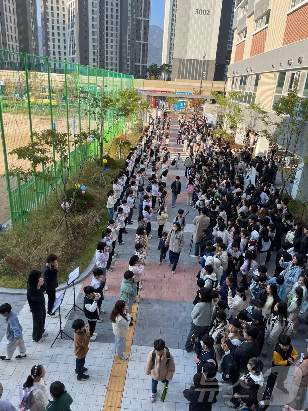 의정부 고산초등학교가 ‘독도야! 사랑해, 우리가 지켜줄게’라는 주제로 ‘독도리나 등굣길 음악회’를 열고 있다.