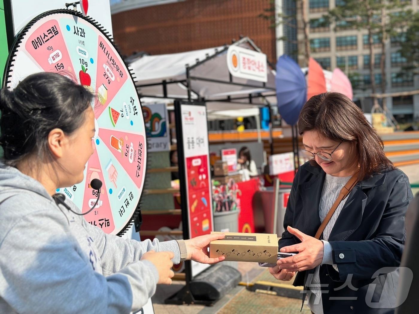 지난달 24일 &#39;책읽는 서울광장&#39; 행사 때 운영한 덜 달달 부스.&#40;서울시 제공&#41;