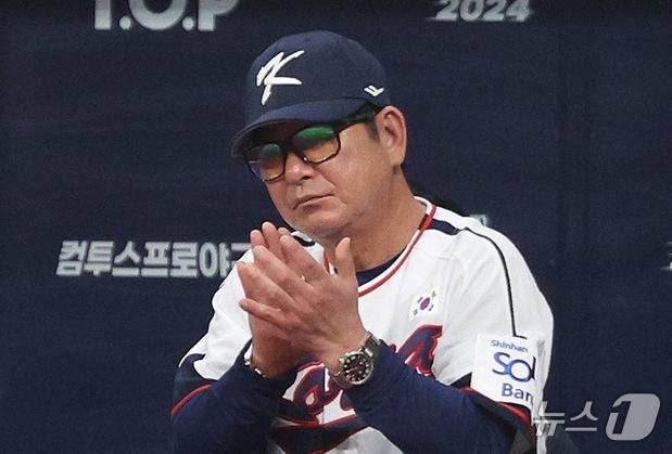 1일 오후 서울 구로구 고척스카이돔에서 열린 &#39;2024 K-BASEBALL SERIES&#39; 대한민국 야구 대표팀과 쿠바 대표팀의 평가전, 8회초 대한민국 대표팀 류중일 감독이 박수를 보내고 있다. 2024.11.1/뉴스1 ⓒ News1 장수영 기자