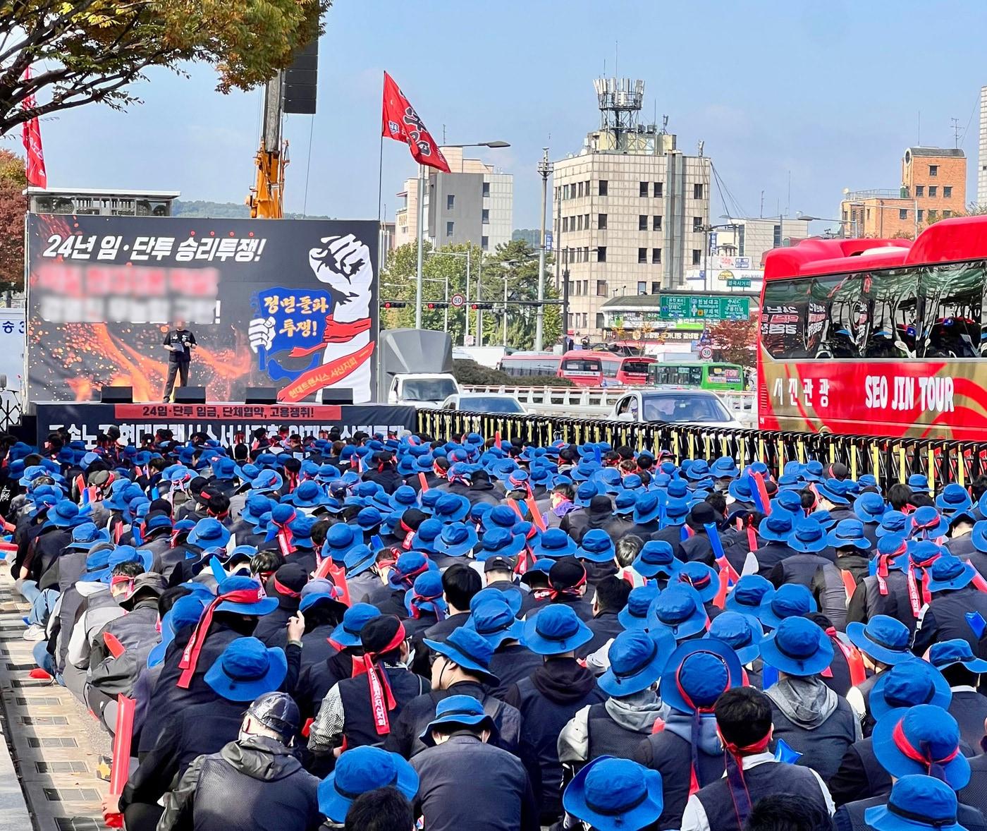 사진은 지난달 28일 현대트랜시스 노조원 등 1000여명이 현대차·기아 서울 양재사옥 앞 3개 차선을 막고 집회 중인 가운데 차량들이 남은 1개 차선으로 시위대 옆을 아슬아슬하게 지나가는 모습.&#40;독자 제공&#41;