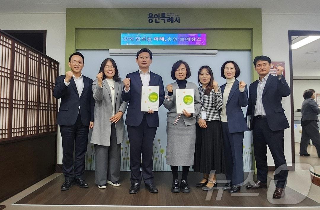 이상일 시장&#40;왼쪽 세번째&#41;과 김희정 교육장&#40;가운데&#41;이 경기형 과학고 예비 지정 공모 신청서에 서명을 한 후 용인시 관계자들과 기념촬영을 찍고 있다.&#40;용인시 제공&#41;