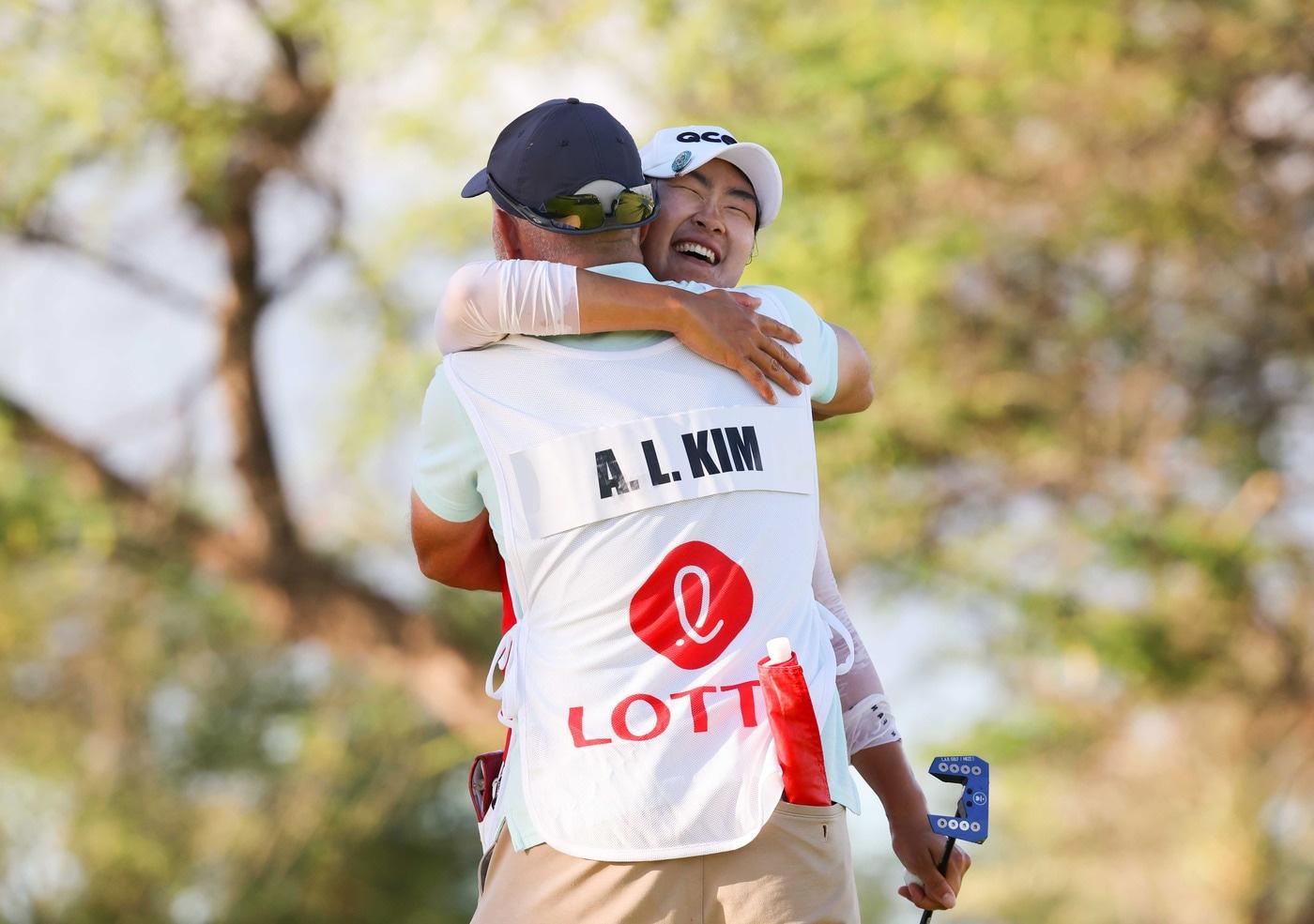 김아림이 10일&#40;한국시간&#41; 미국 하와이 에바비치에 위치한 호아칼레이CC에서 열린 미국여자프로골프&#40;LPGA&#41; 투어 롯데 챔피언십 최종 라운드에서 우승 확정 후 캐디와 포옹하고 있다. &#40;대홍기획 제공&#41;2024.10.11/뉴스1 ⓒ News1 박지혜 기자