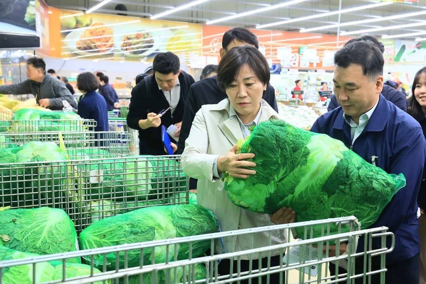 송미령 농림축산식품부 장관이 10일 서울 서초구 양재동 하나로마트 양재점을 방문해 김장재료 수급상황을 점검하고 있다.&#40;농식품부 제공&#41;