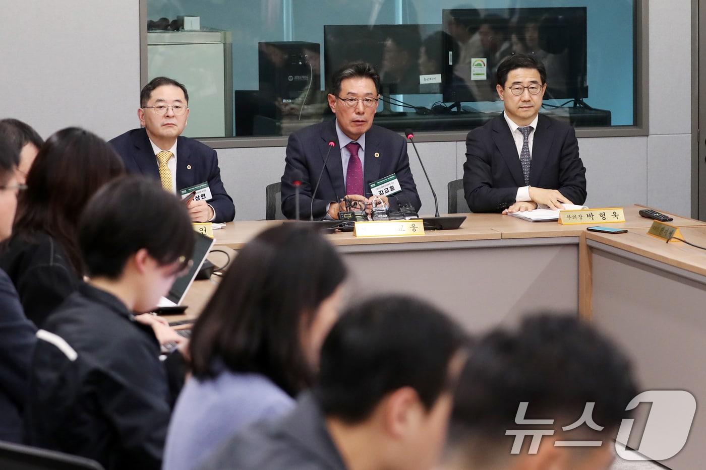 김교웅 대한의사협회 대의원회 의장이 10일 오후 서울 용산구 대한의사협회관에서 열린 임시 긴급 대의원 총회를 마치고 브리핑하고 있다. 2024.11.10/뉴스1 ⓒ News1 이승배 기자