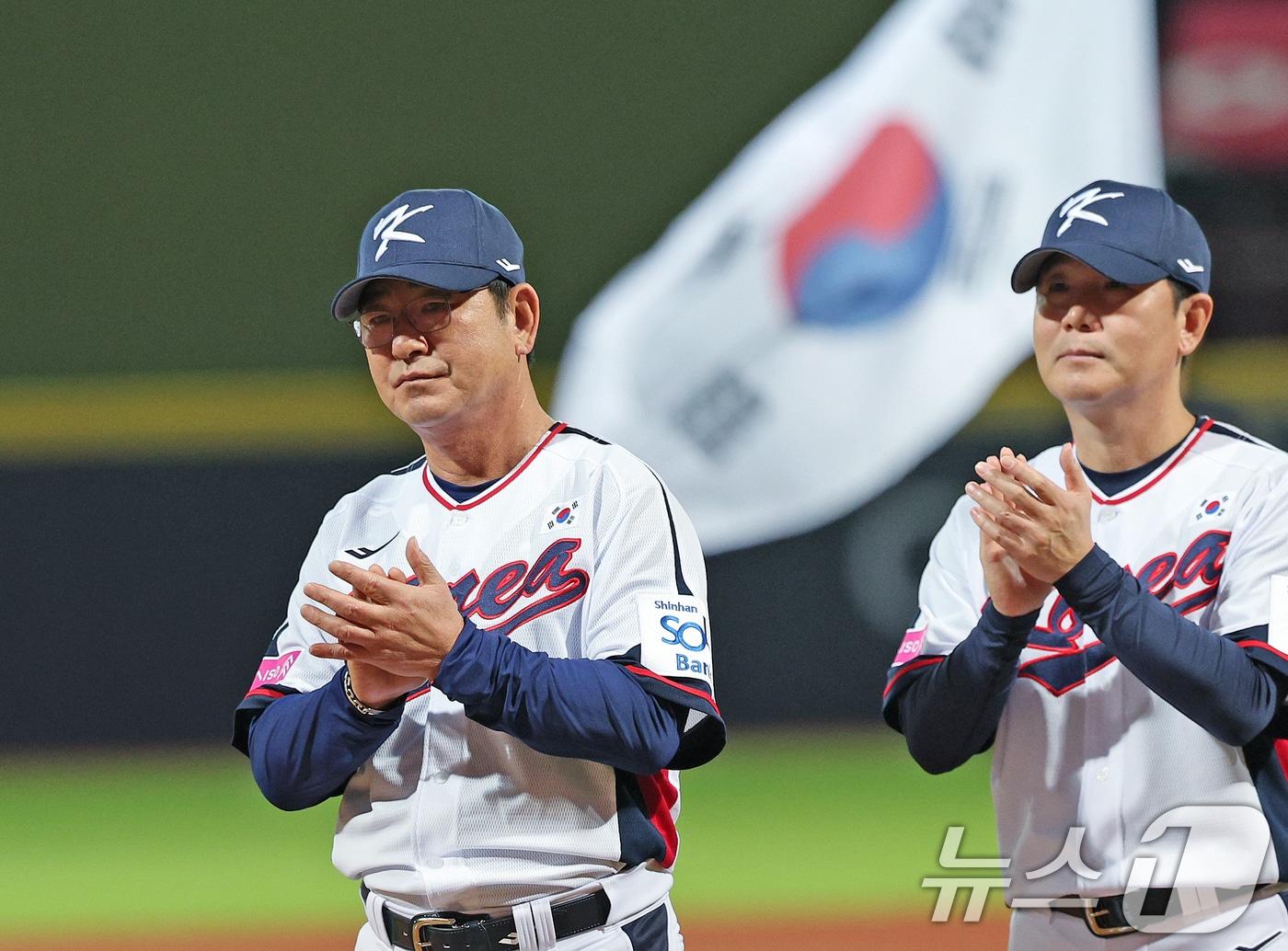 10일&#40;현지시간&#41; 오후 대만 타이베이시 톈무 야구장에서 열린 대한민국 야구 국가대표팀과 대만프로야구리그 웨이치안 드래곤스의 연습경기에 앞서 대표팀 류중일 감독이 박수를 치고 있다. 2024.11.10/뉴스1 ⓒ News1 장수영 기자