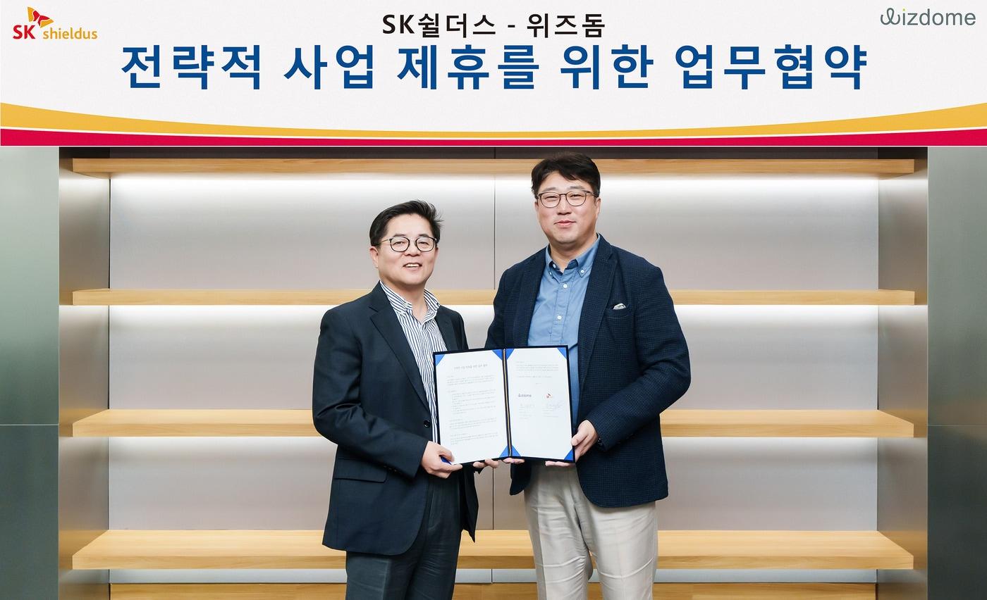 이달 8일 SK쉴더스 판교 본사에서 SK쉴더스와 위즈돔이 업무 협약을 체결했다. 김영주 SK쉴더스 융합보안사업부 부사장&#40;왼쪽&#41;과 한상우 위즈돔 대표가 기념 촬영을 하고 있다.&#40;SK쉴더스 제공&#41;