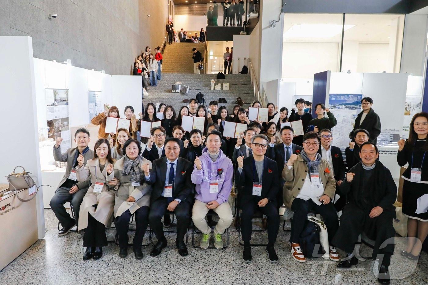 &#39;2024 대한민국 실내건축대전&#39; 수상자와 관계자들이 시상식을 마치고 기념사진을 찍고 있다. &#40;KCC글라스 제공&#41;