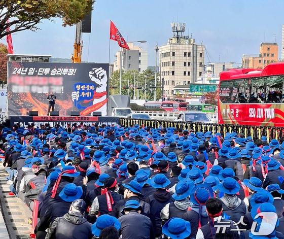 지난달 28일 현대트랜시스 노조원 등 1000여명이 현대차·기아 서울 양재사옥 앞 3개 차선을 막고 집회 중인 가운데 차량들이 남은 1개 차선으로 시위대 옆을 아슬아슬하게 지나가는 모습.&#40;독자 제공&#41; 