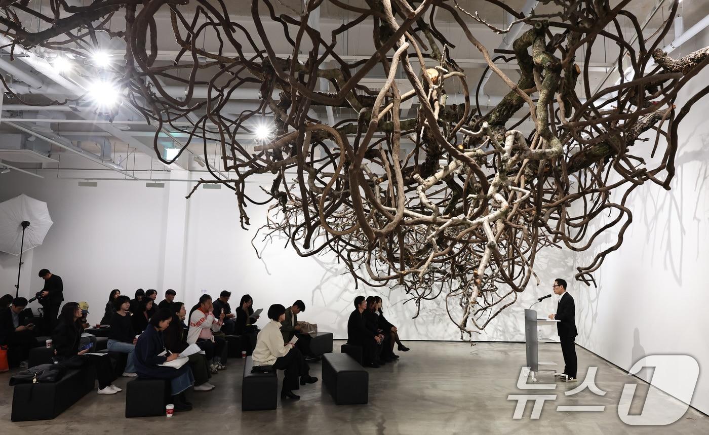 11일 오전 서울 강남구 삼성동 &#39;프로젝트 스페이스 라인&#39;에서 열린 개관전 &#39;모든 조건이 조화로울 때&#39; 기자간담회에서 고원석 디렉터가 전시 소개를 하고 있다. 2024.11.11/뉴스1 ⓒ News1 구윤성 기자