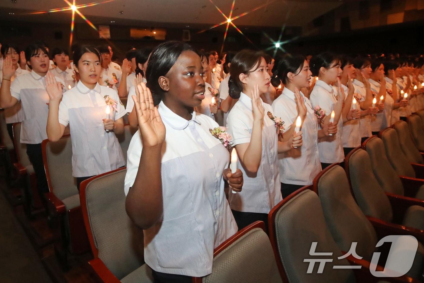 11일 오전 대구 북구 태전동 대구보건대 인당아트홀에서 열린 &#39;제26회 나이팅게일 선서식&#39;에 참여한 간호학과 학생들이 LED 촛불을 밝혀 들고 나이팅게일의 숭고한 희생정신을 본받을 것을 다짐하는 선서를 하고 있다. 2024.11.11/뉴스1 ⓒ News1 공정식 기자