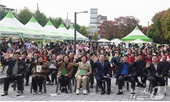  탄소중립 그린마을 ‘동행’ 참석자들이 기념사진을 찍고 있다.&#40; 광주시북구마을자치도시재생센터 제공&#41;/뉴스1