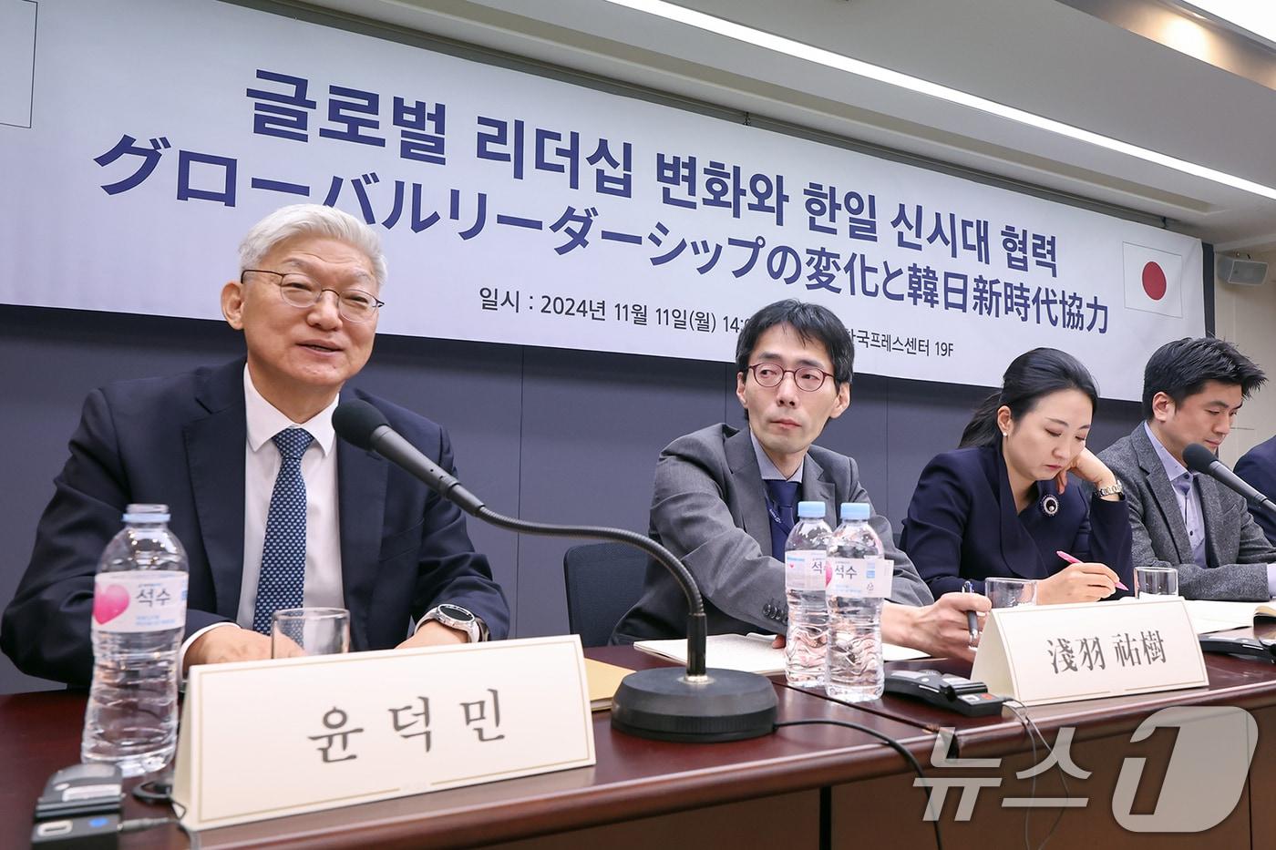 윤덕민 전 주일한국대사가 11일 오후 서울 중구 프레스센터에서 열린 &#39;글로벌 리더십 변화와 한일 신시대 협력&#39; 세미나에서 발언을 하고 있다. 2024.11.11/뉴스1 ⓒ News1 민경석 기자