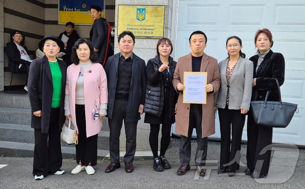 &#39;탈북민 선전단&#39;이 주한 우크라이나 대사관에 러시아 파병 북한군을 대상으로하는 선전물을 제작·전달했다.&#40;탈북민 선전단 제공&#41;