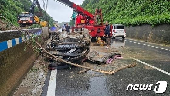 지난해 7월15일 충북 청주시 서원구 남이면 석판리 3순환로 옆 야산에서 산사태가 발생해 차량 1대가 매몰됐다.&#40;독자 송영훈씨 제공&#41;/뉴스1