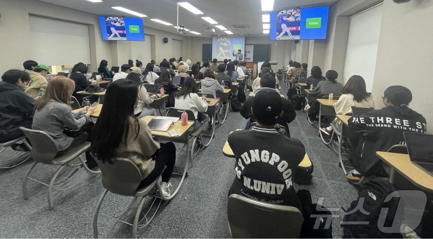 대구·경북 중견 언론인 모임인 사단법인 아시아포럼21이 대구지역 청소년과 학부모, 대학생 등을 대상으로 이달 말까지 &#39;2024 찾아가는 디지털 미디어 문해력 스쿨&#39;을 연다. 사진은 지난달 31일 경북대에서 열린 대학생 미디어 리터러시 역량 강화 특강. &#40;아시아포럼21 제공&#41;/뉴스1