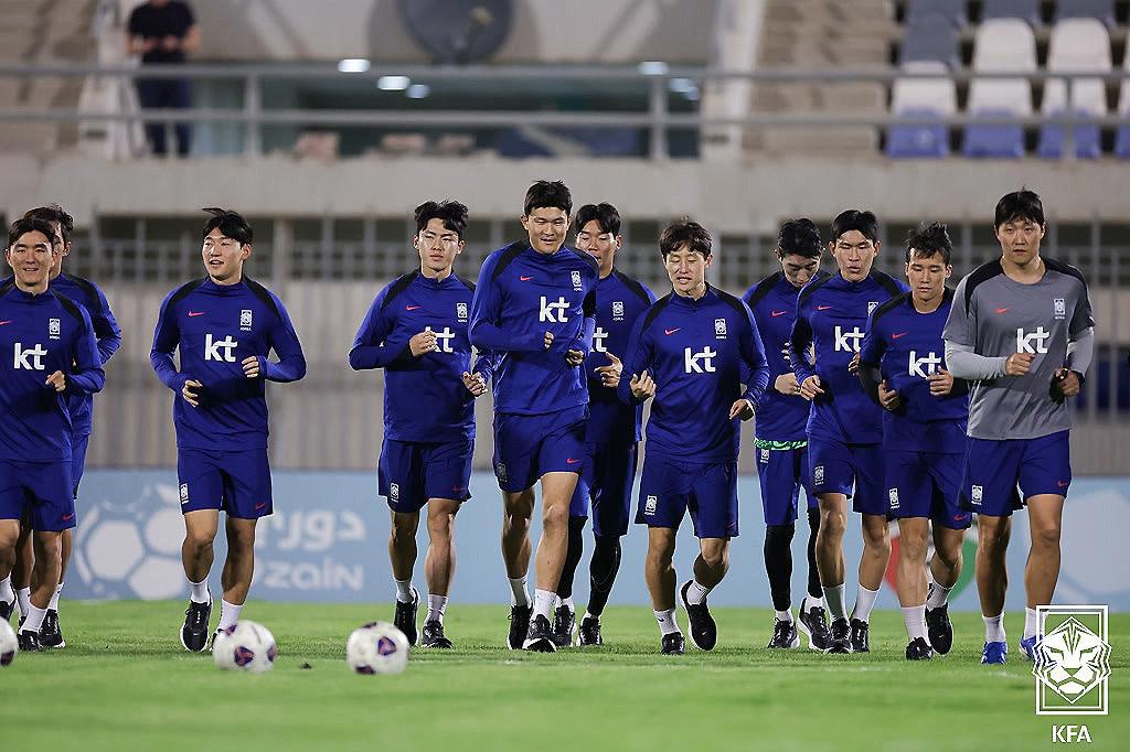 한국 축구대표팀 선수들이 11일 오후&#40;현지시간&#41; 쿠웨이트 압둘라 알 칼리파 스타디움에서 첫 현지 적응 훈련을 갖고 있다. &#40;대한축구협회 제공&#41; 2024.11.12/뉴스1