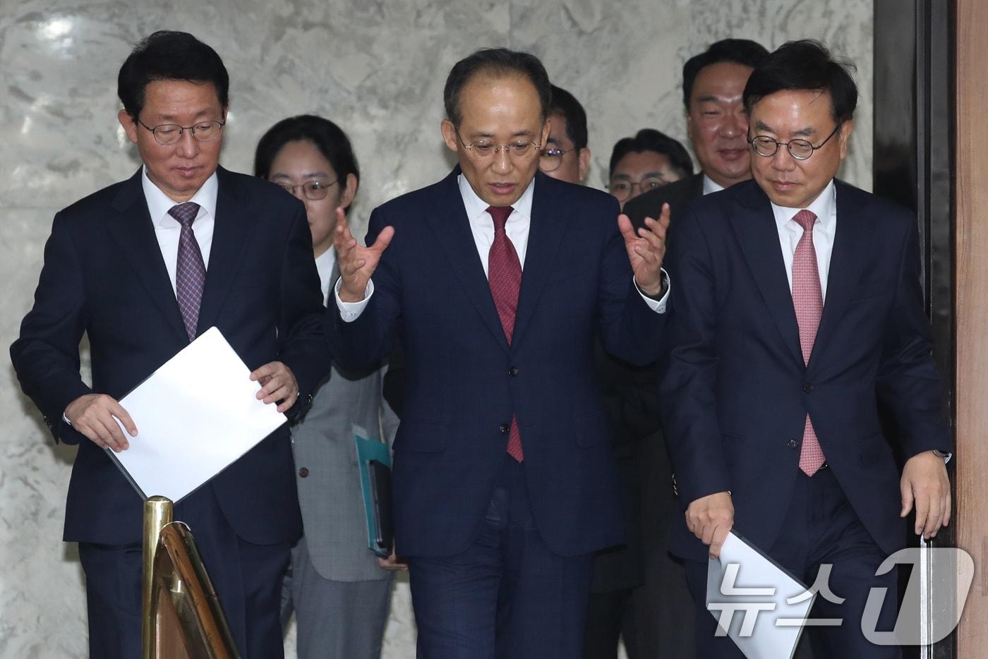 추경호 국민의힘 원내대표와 서범수 사무총장, 김상훈 정책위의장이 12일 오전 서울 여의도 국회에서 열린 원내대책회의에 참석하고 있다. 2024.11.12/뉴스1 ⓒ News1 이광호 기자