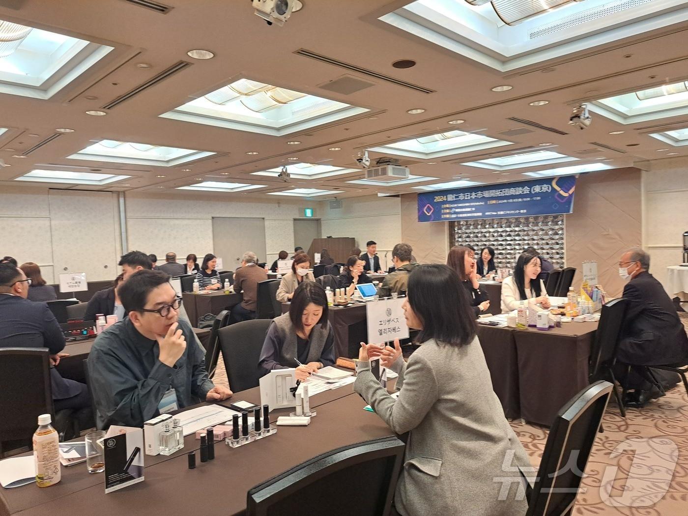 6일 일본 오사카 플라자호텔에서 열린 수출상담회에서 용인지역 중소기업 관계자들이 일본 바이어들과 상담을 하고 있다.&#40;용인시 제공&#41;