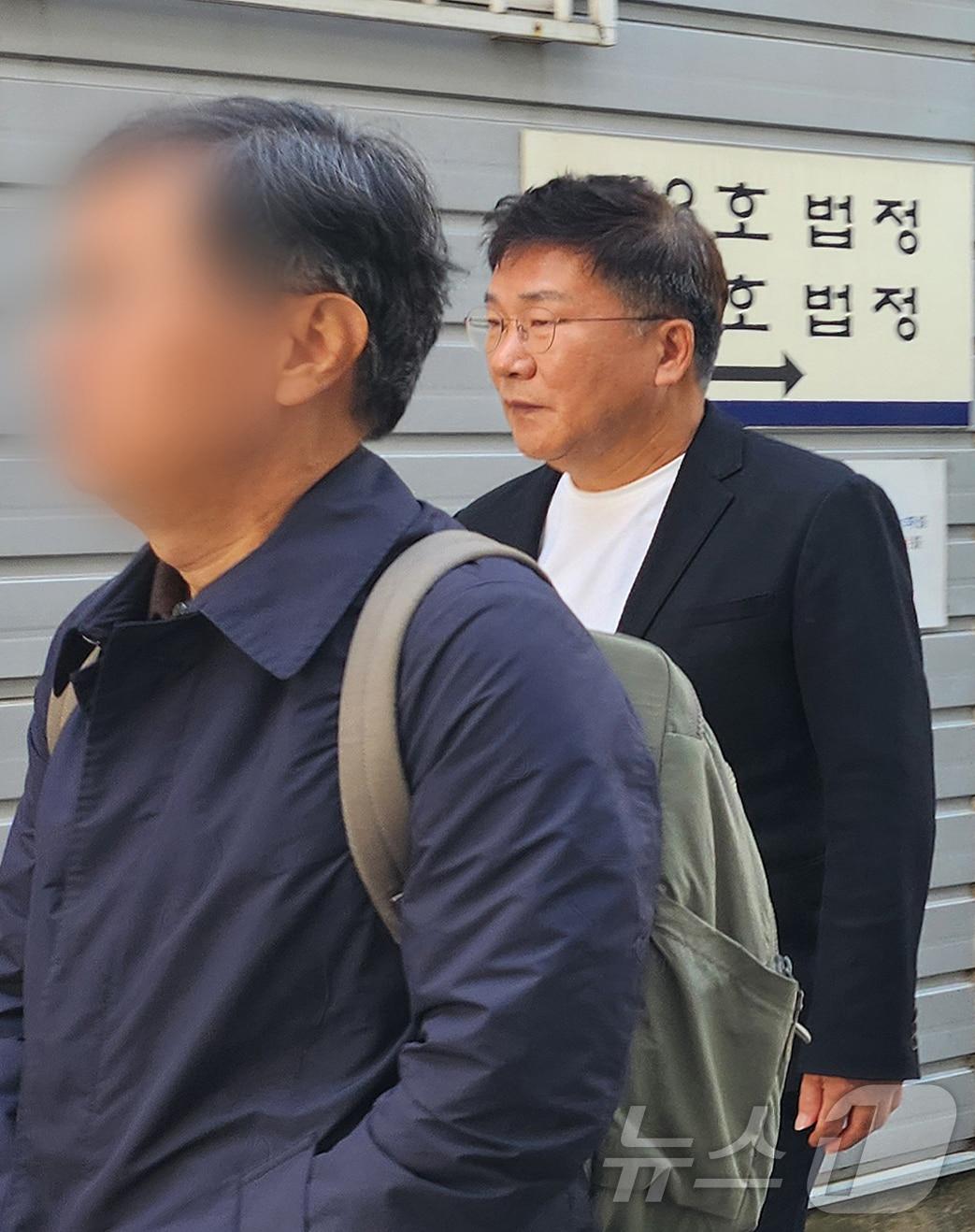 선우은숙의 친언니를 강제 추행한 혐의로 재판에 넘겨진 방송인 유영재가 12일 경기 성남시 수정구 수원지방법원 성남지원에서 열린 첫 재판 후 법정 밖으로 나오고 있다. 2024.11.12/뉴스1 ⓒ News1 배수아 기자