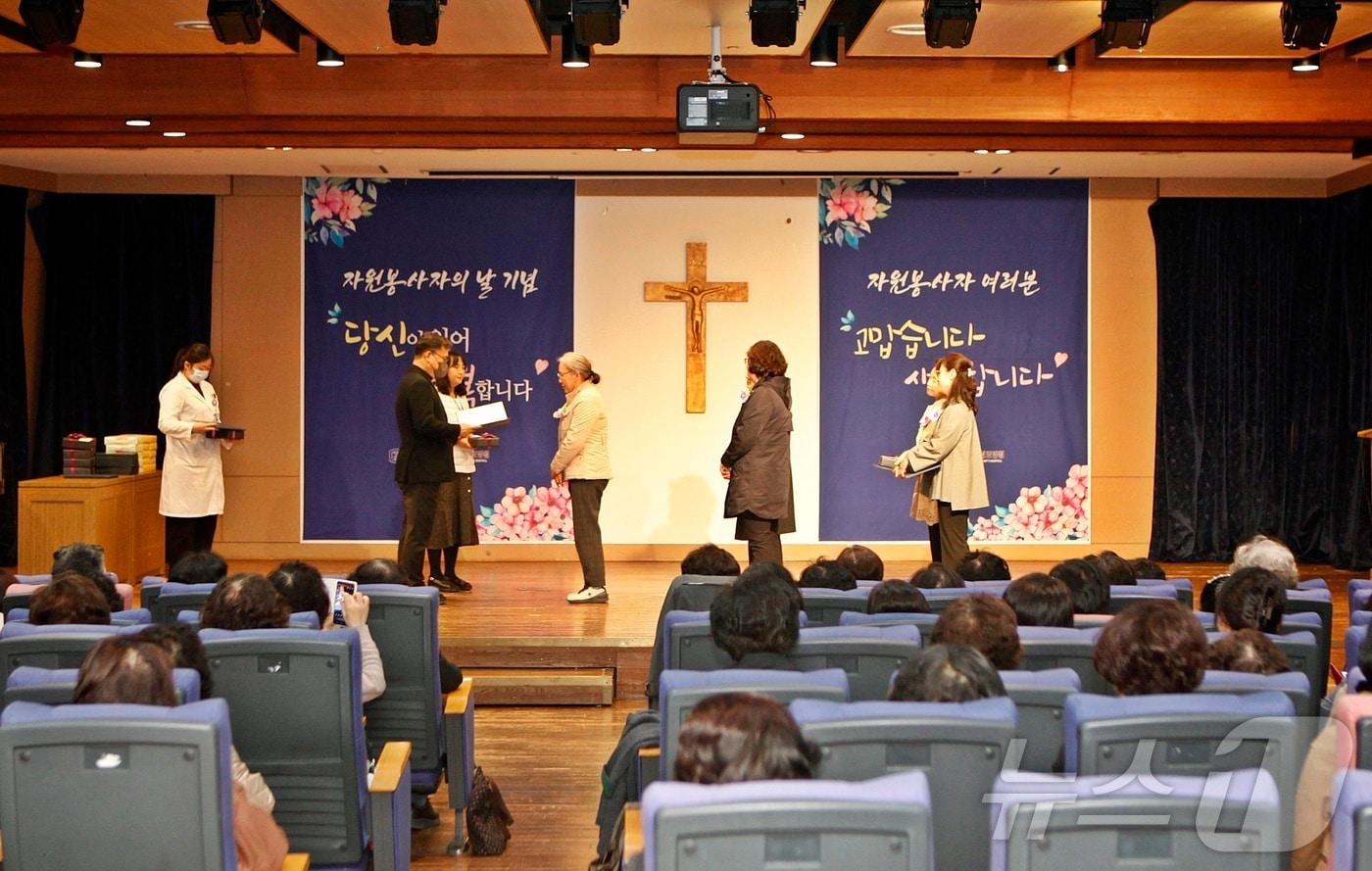 12일 가톨릭대학교 대전성모병원에서 &#39;제22회 자원봉사자의 날 기념식&#39;이 열려 장기근속 자원봉사자들이 병원 관계자로부터 감사표창을 받고 있다. &#40;대전성모병원 제공&#41;/뉴스1