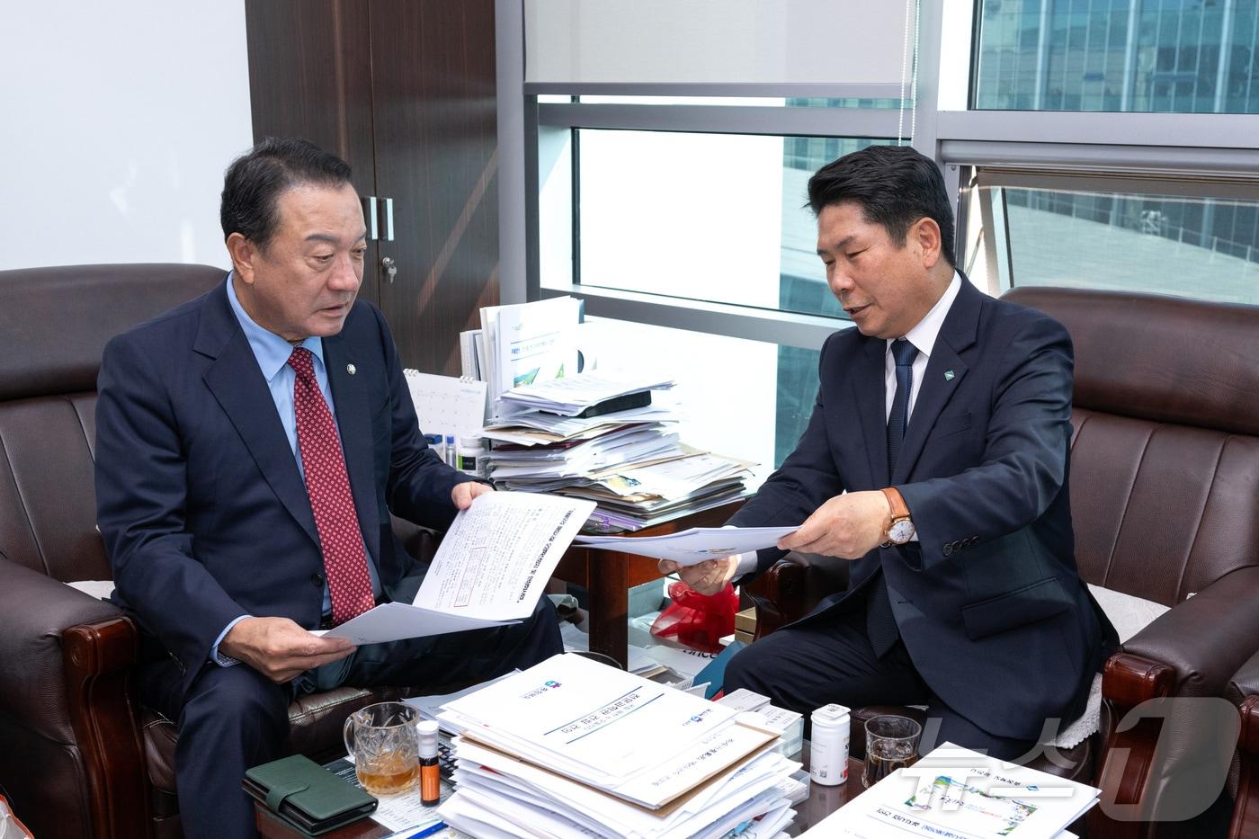 국회 국토·예결위 소속인 국민의힘 엄태영 의원을 면담 중인 김창규&#40;오른쪽&#41; 제천시장.&#40;제천시 제공&#41;2024.11.12/뉴스1