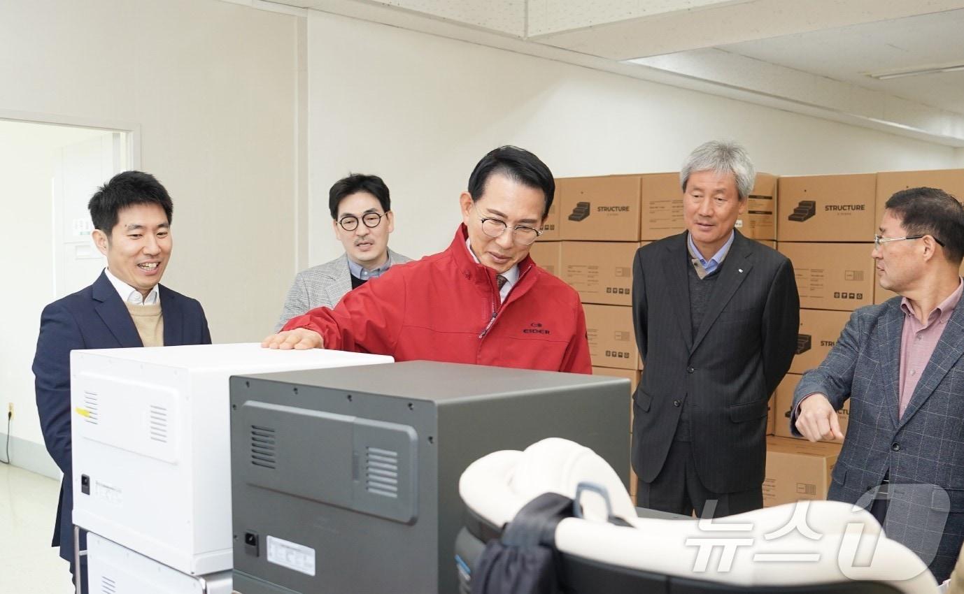 이완섭 서산시장이 혁신기업을 방문해 생산현장을 살피고 있다. &#40;서산시 제공&#41; /뉴스1