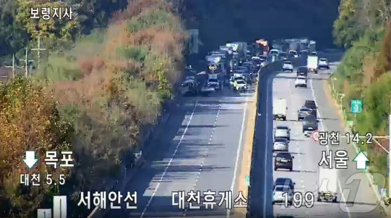  보령 주교면 서해안고속도로 교통사고 현장. &#40;도로공사 CCTV 갈무리&#41; / 뉴스1