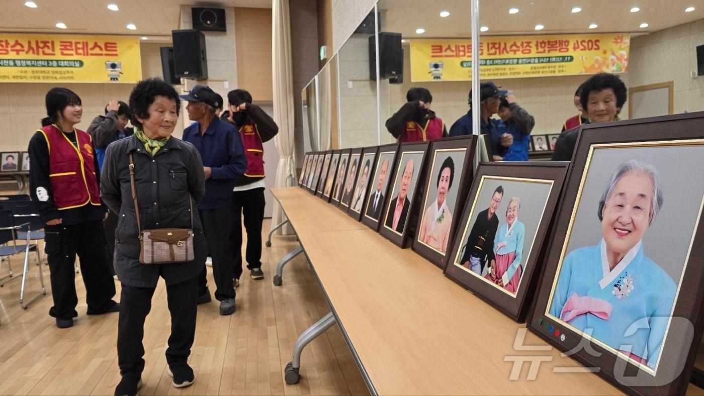 청주대학교 영화영상학과 학생들이 진행한 &#39;행복한 장수사진&#39; 콘테스트가 12일 청주 율량사천동 행정복지센터에서 열리고 있다.&#40;청주대 제공&#41;/뉴스1