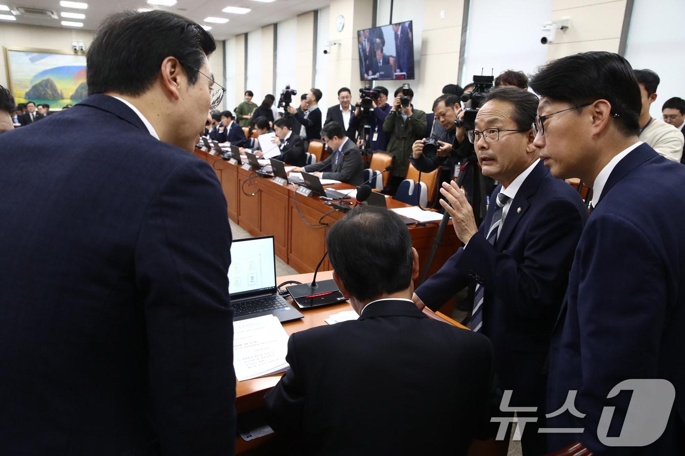 윤한홍 국회 정무위원장과 여야 간사인 강민국 국민의힘 의원과 강준현 더불어민주당 의원, 수석전문위원이 12일 오후 서울 여의도 국회에서 열린 정무위원회 전체회의에서 대화하고 있다. 2024.11.12/뉴스1 ⓒ News1 이광호 기자