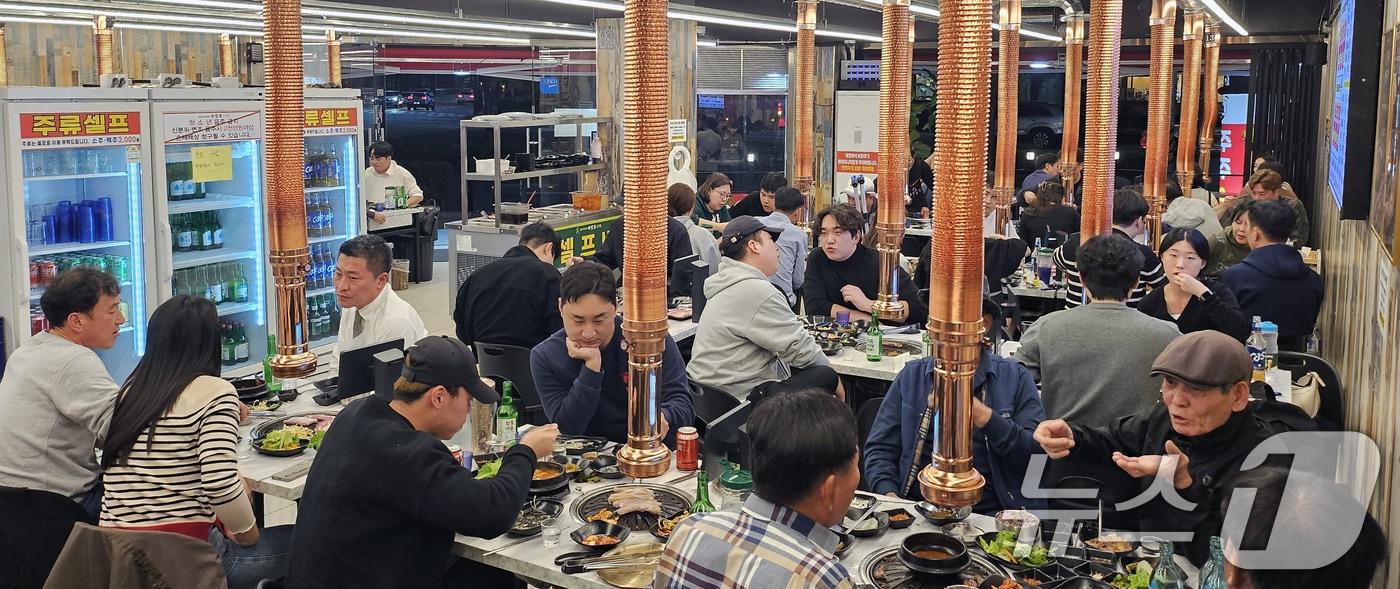 11일 오후 광주 서구 화정동의 한 고깃집에서 손님들이 식사하고 있다. 이 식당은 소주와 맥주를 병당 &#39;2000원&#39;에 판매해 인기를 끌고있다. 2024.11.12/뉴스1 ⓒ News1 이수민 기자