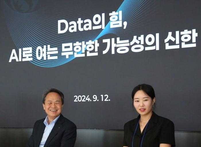 진옥동 신한금융그룹 회장이 신한투자증권 AI 및 Data 담당 직원들과 이야기를 나누는 모습. &#40;신한금융그룹 제공&#41;