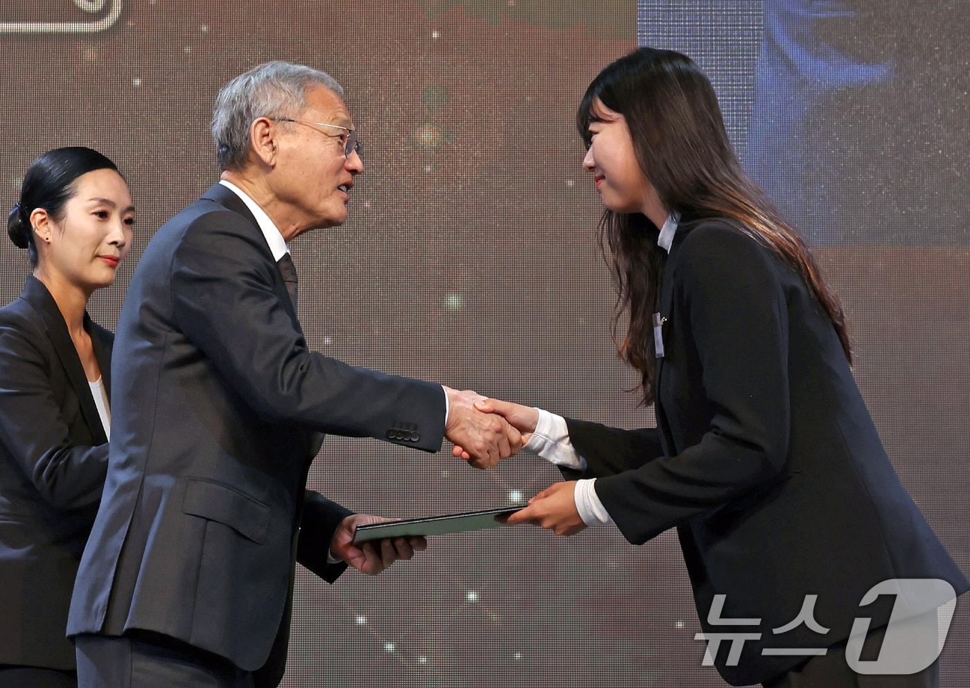 유인촌 문화체육관광부 장관이 12일 서울 중구 더플라자에서 열린 2024 체육발전유공 포상 및 제62회 대한민국체육상 전수식에서 양궁 임시현 선수에게 대한민국체육상 경기상을 전수하고 있다. &#40;문화체육관광부 제공&#41; 2024.11.12/뉴스1