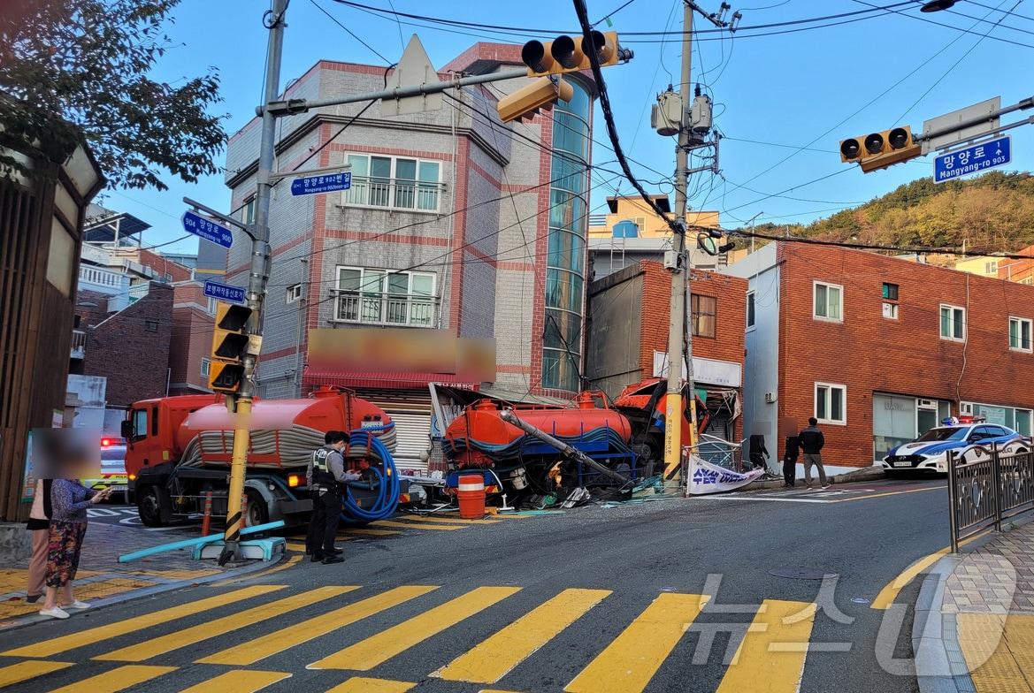 12일 오전 부산 동구 범일동 한 경사로에 주차된 5톤 정화조 차량이 80m 가량 뒤로 미끄러져 상가건물 등이 파손돼 있다. &#40;부산경찰청 제공&#41;