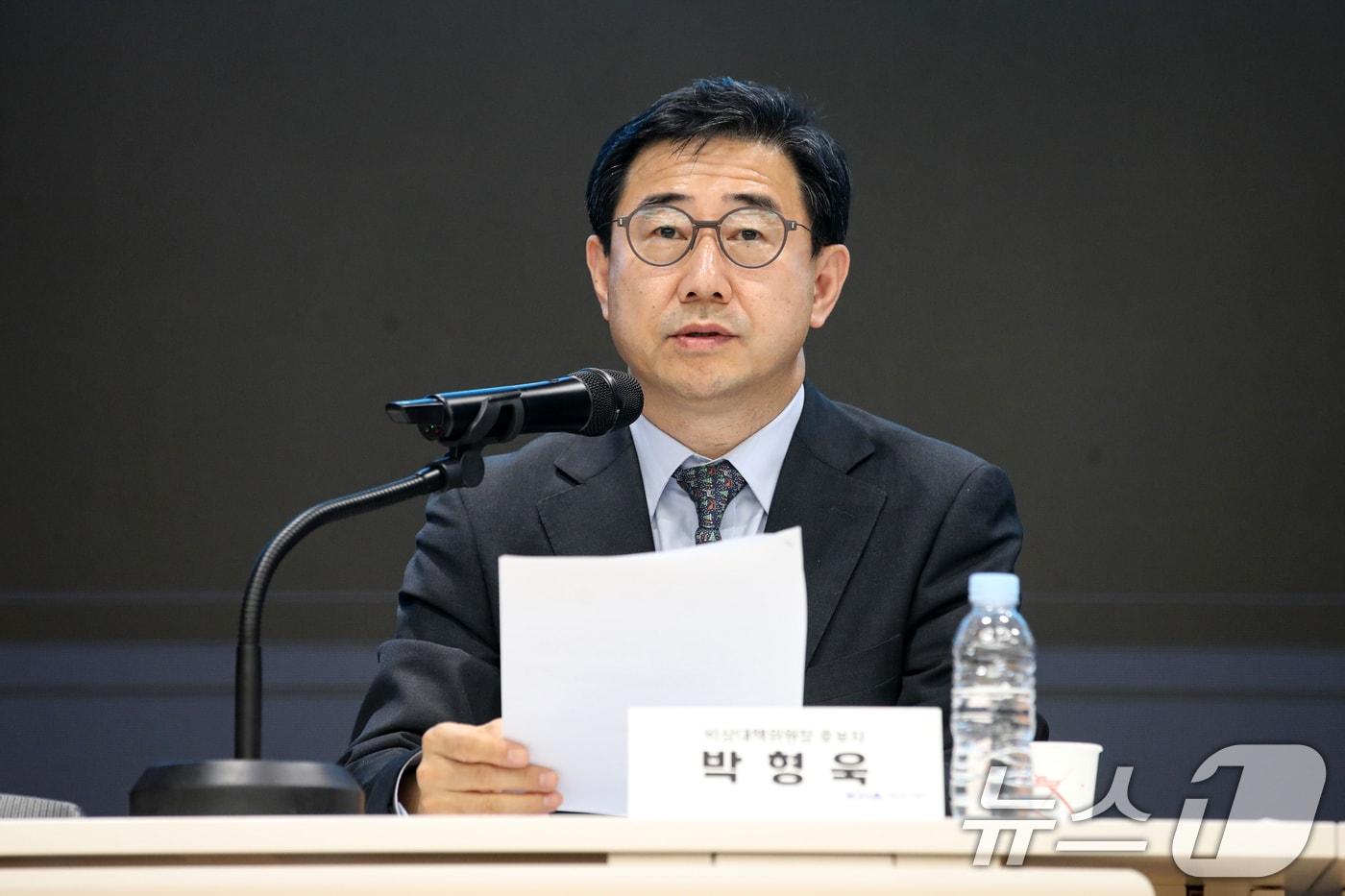 대한의사협회 비상대책위원회 위원장에 출마한 박형욱 후보자가 12일 오후 서울 용산구 대한의사협회에서 열린 대한의사협회 비상대책위원회 위원장 선거를 위한 후보자 설명회에서 발언하고 있다. 2024.11.12/뉴스1 ⓒ News1 이승배 기자