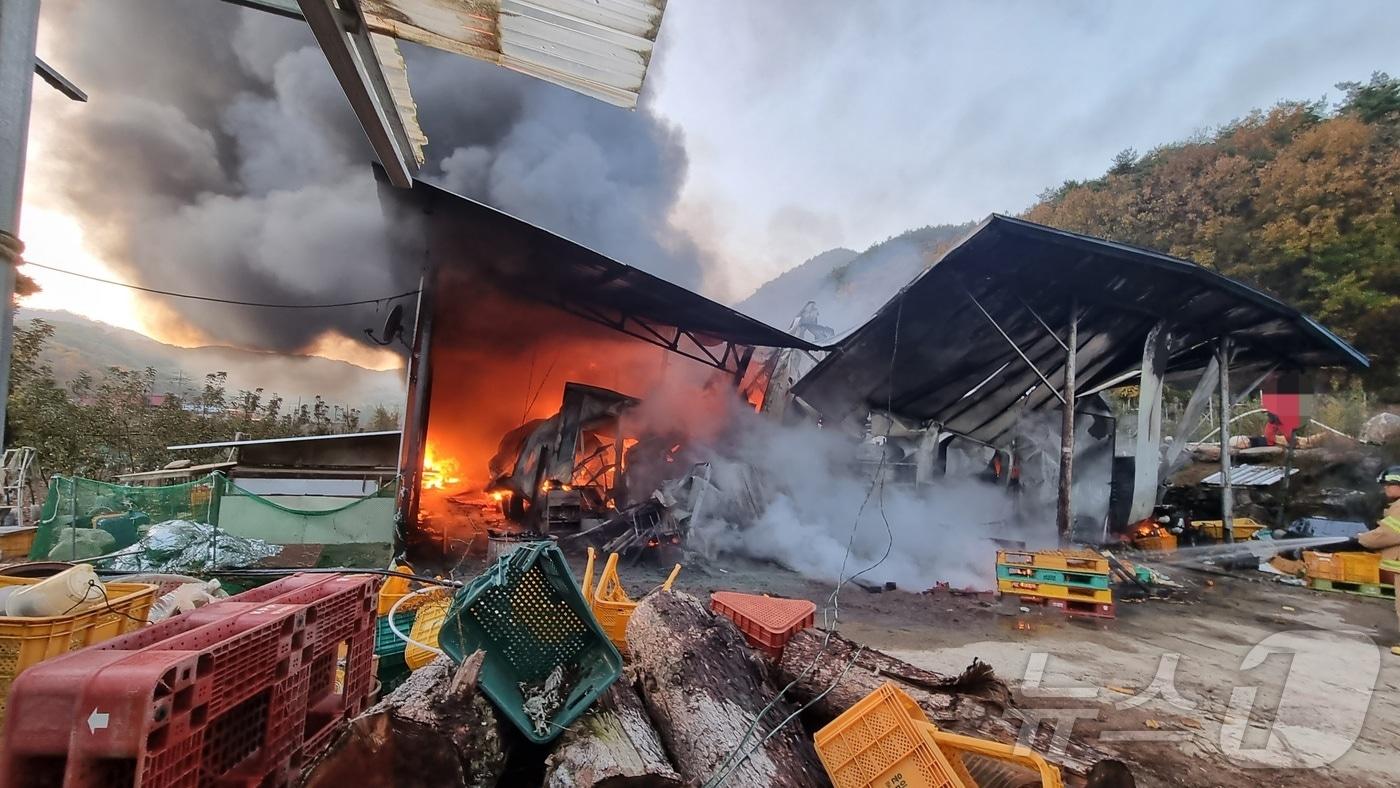 12일 오후4시 35분쯤 안동시 길안면 고란리 한 농가창고에서 충전중이던 지게차 배터리에서 불이나 소방당국이 화재를 진압하고 있다&#40;경북소방본부 제공&#41;2024.11.13/뉴스1