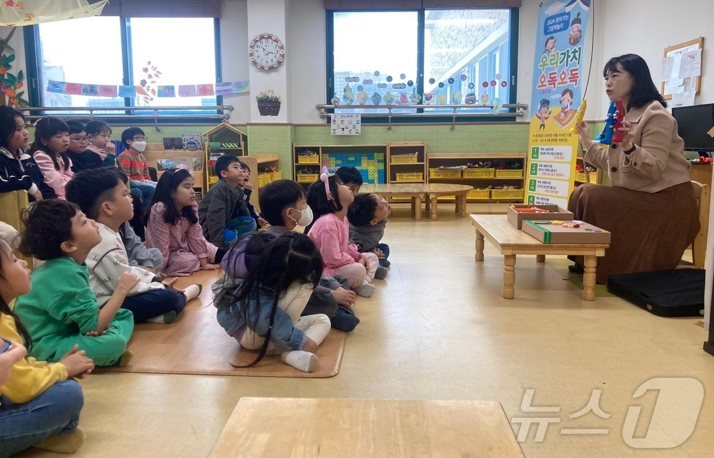 충북교육청이 &#40;가칭&#41;영유아학교 시범사업의 하나로 &#39;우리 가치 오독오독&#40;五讀娛讀&#41;&#39; 책놀이 프로그램을 운영 중이다.&#40;충북교육청 제공&#41;/뉴스1