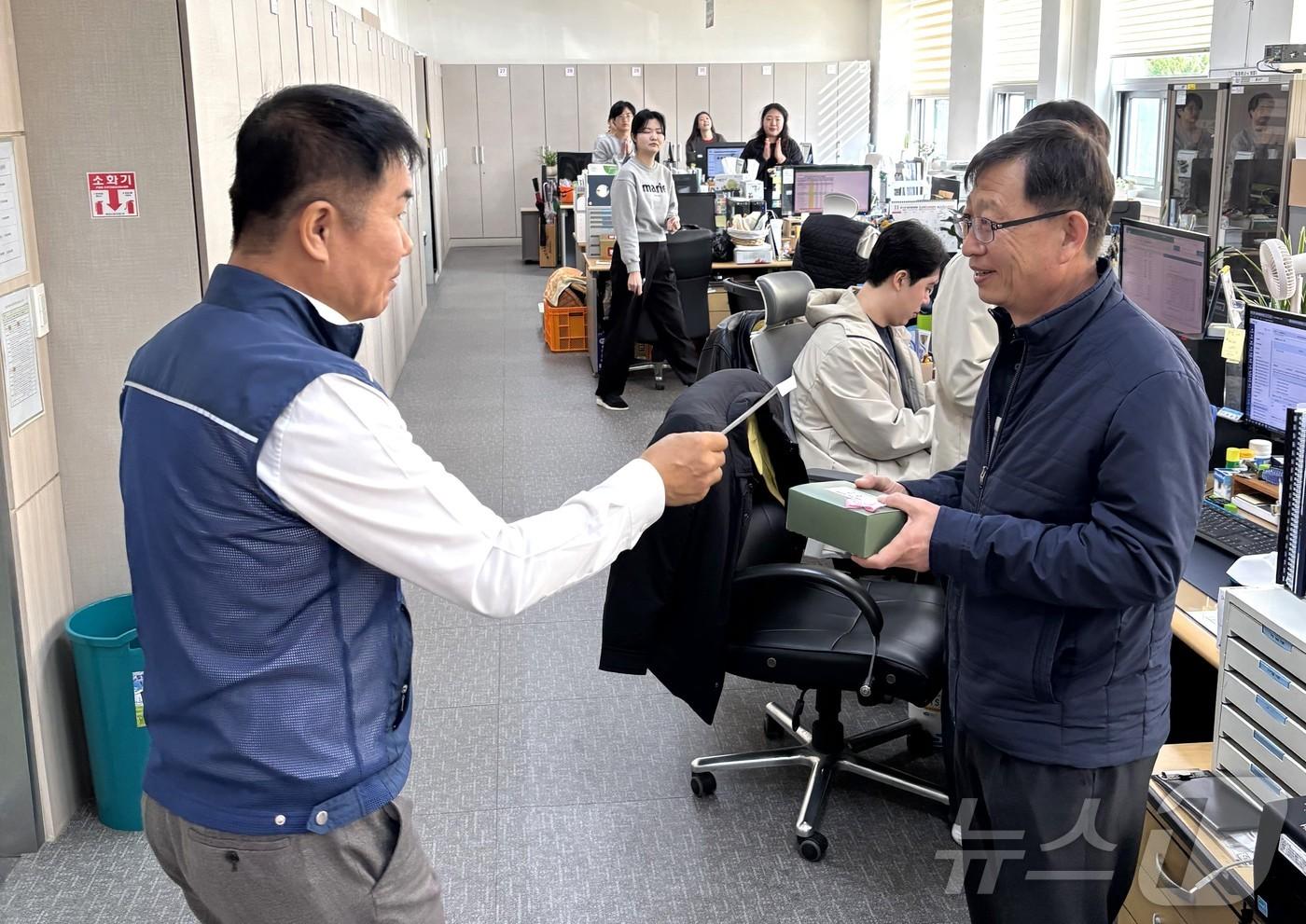 정진석 전공노 보은군지부장&#40;왼쪽&#41;이 수험생을 둔 직원을 격려하고 있다.&#40;전공노 보은군지부 제공&#41; /뉴스1