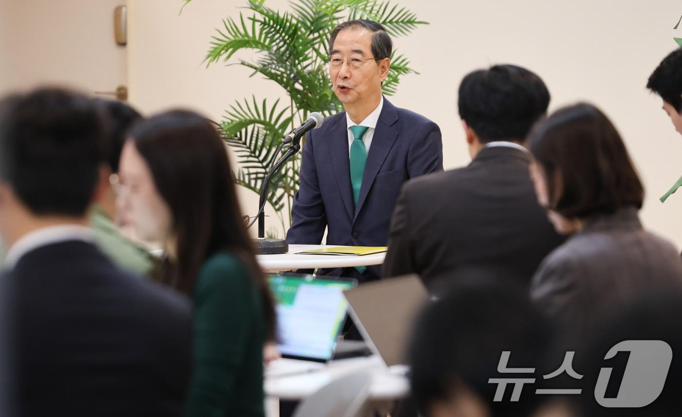 한덕수 국무총리가 13일 서울 종로구 정부서울청사 별관에서 열린 출입기자단 백브리핑에서 인사말을 하고 있다. 2024.11.13/뉴스1 ⓒ News1 허경 기자