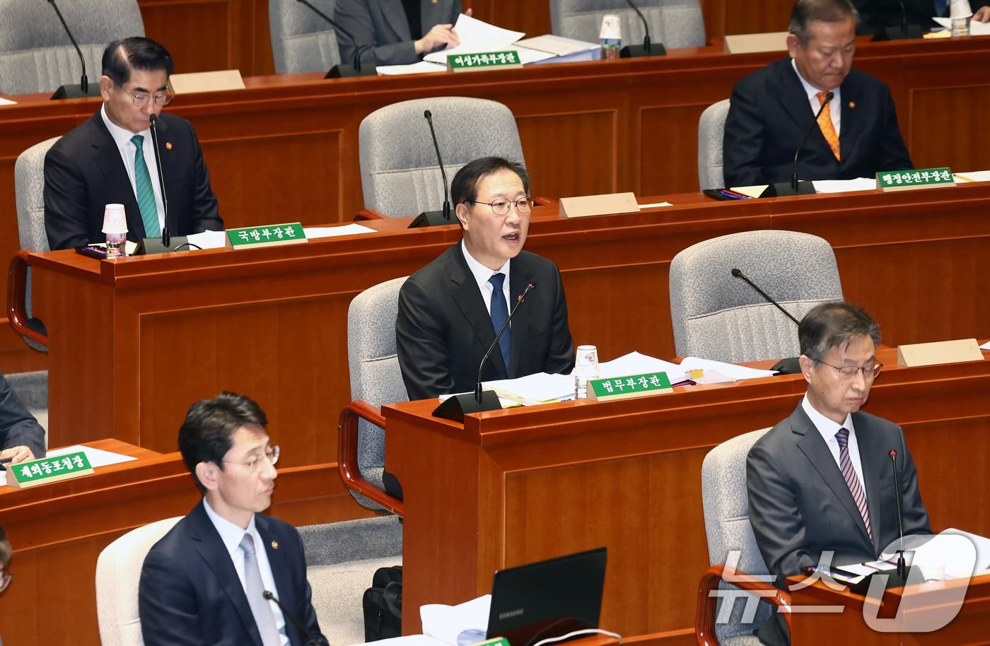 박성재 법무부 장관&#40;가운데&#41;이 13일 오전 서울 여의도 국회에서 열린 예산결산특별위원회 전체회의에서 의원 질의에 답변하고 있다. 2024.11.13/뉴스1 ⓒ News1 김민지 기자