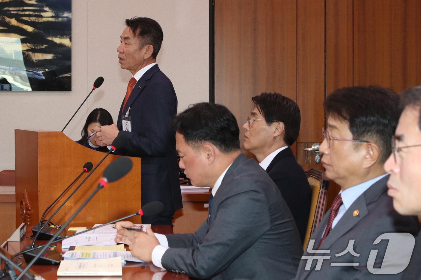 한문희 한국철도공사 사장이 13일 오전 서울 여의도 국회에서 열린 국토교통위원회 전체회의에 출석해 맹성규 위원장의 질의에 답하고 있다. 2024.11.13/뉴스1 ⓒ News1 이광호 기자