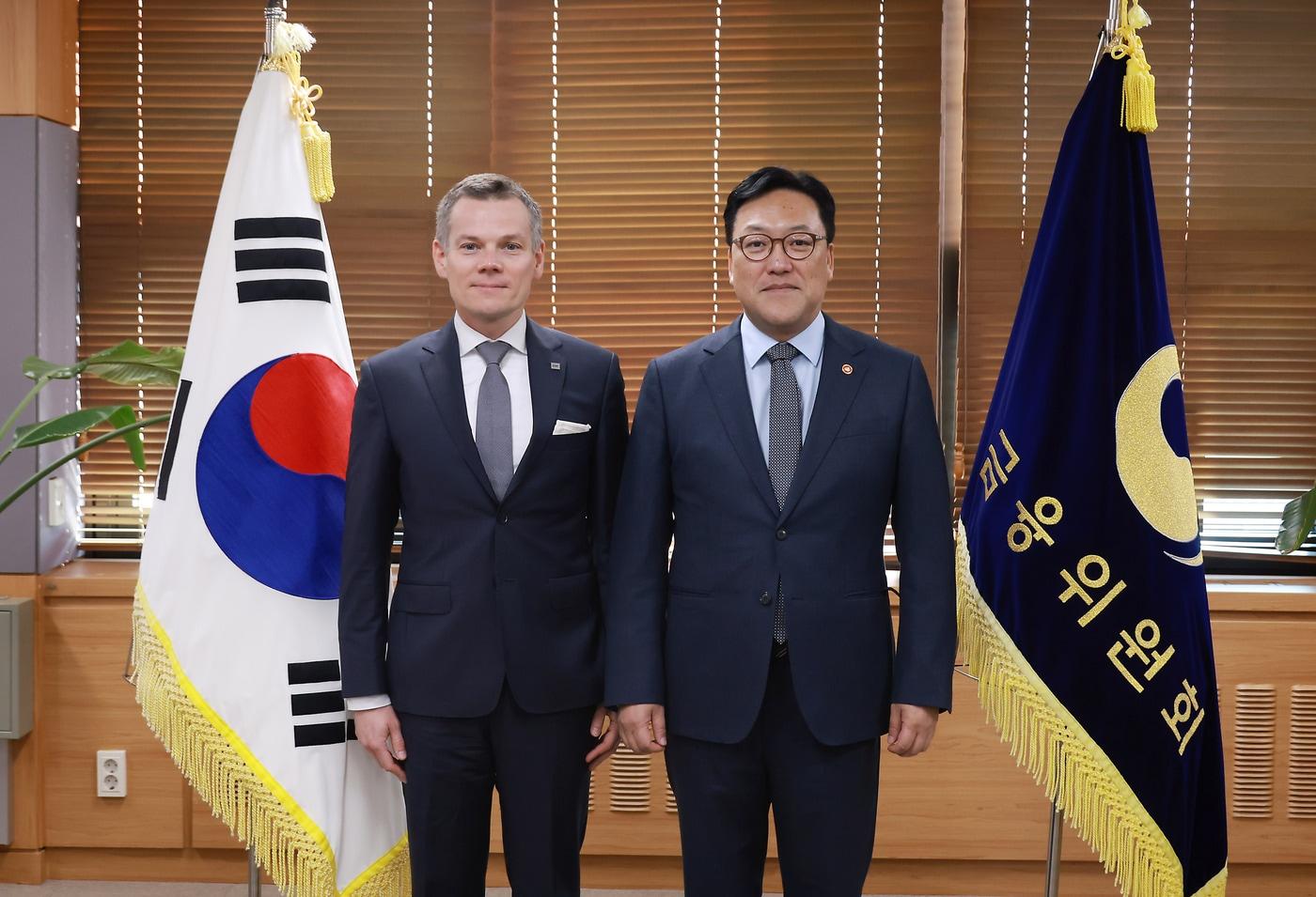 김병환 금융위원장이 13일 오전 정부서울청사에서 폴란드 금융감독청&#40;KNF&#41; 야첵 야스트로제브스키&#40;Jacek Jastrzebski&#41; 청장을 만나 회담 후, 한국-폴란드 수교 35주년을 맞아 금융위·금감원·KNF 간 은행감독 MOU를 체결했다.&#40;금융위원회 제공&#41;