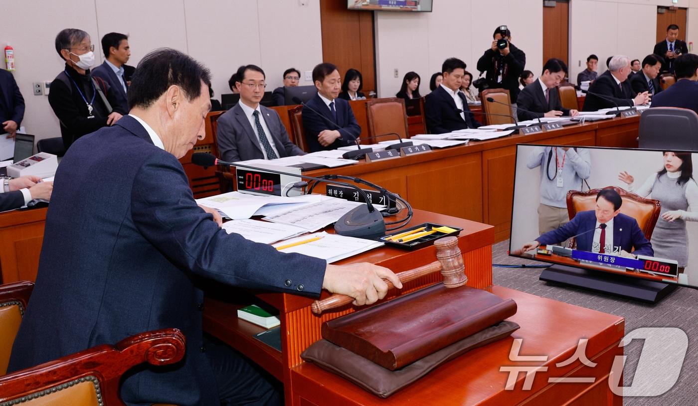 김석기 국회 외교통일위원회 위원장이 13일 서울 여의도 국회에서 열린 외통위 제418회국회&#40;정기회&#41; 제5차 전체회의에서 &#39;대한민국과 아메리카합중국 간의 상호방위조약 제4조에 의한 시설과 구역 및 대한민국에서의 합중국군대의 지위에 관한 협정 제5조에 대한 특별조치에 관한 대한민국과 미합중국 간의 협정 비준동의안&#39;을 의결하고 있다. 2024.11.13/뉴스1 ⓒ News1 안은나 기자