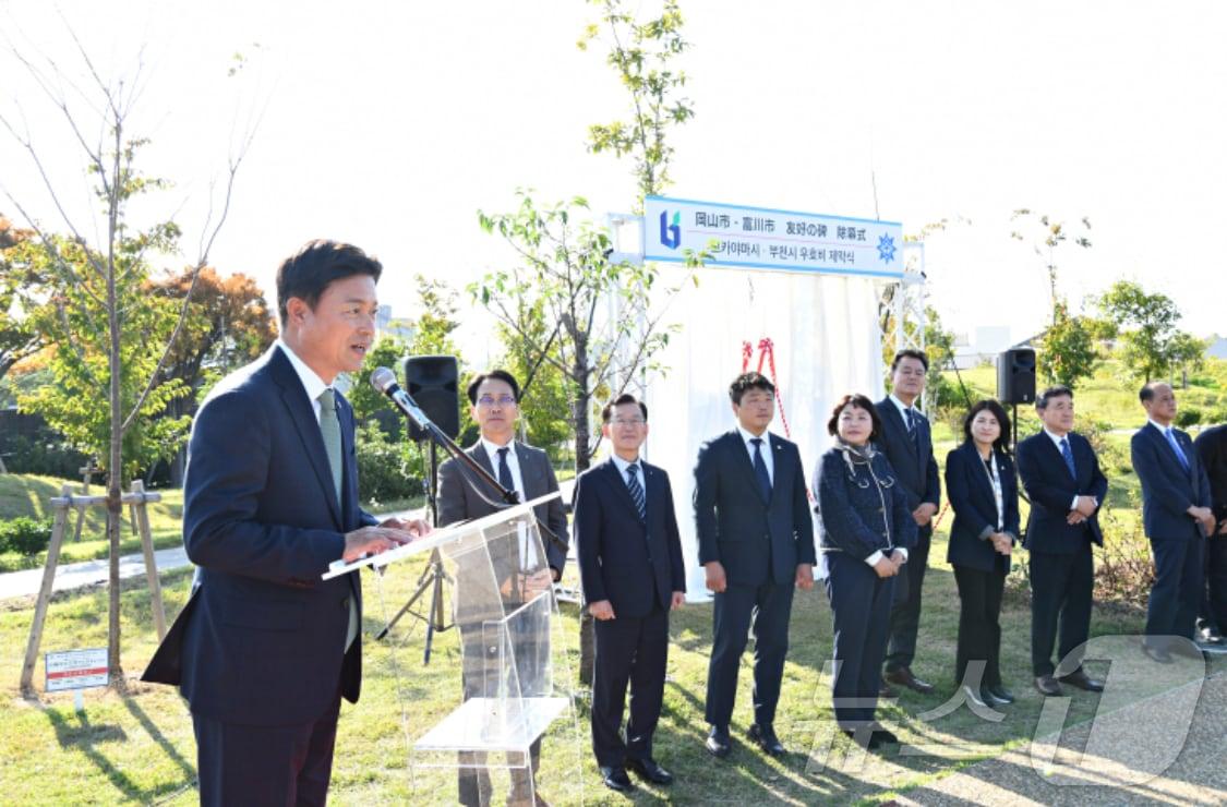 조용익 부천시장이 6일 일본 오사카 상공회의소를 방문해 ‘부천대장 도시첨단산업단지 기업 유치를 위한 투자 설명회’에서 발표하고 있다.&#40;부천시 제공&#41; /뉴스1