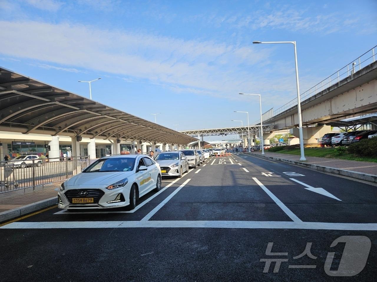 택시승차장개선 후 모습.&#40;김해공항 제공&#41;