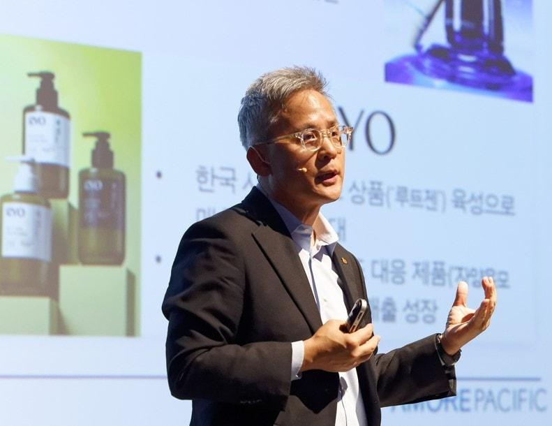 지난 12일 서울 용산 본사에서 열린 &#39;2024 인베스터 데이&#39;에서 김승환 대표가 향후 계획을 발표하고 있다. &#40;아모레퍼시픽 제공&#41;