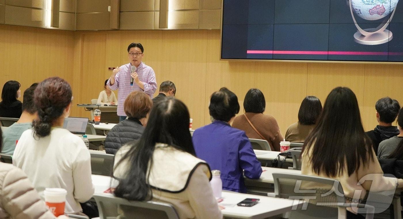 서경덕 성신여대 창의융합학부 교수가 &#39;인문지식프로젝트&#39;의 첫 강연을 진행하는 모습. &#40;성신여대 제공&#41;